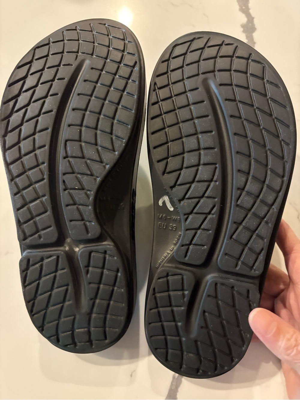 OOFOS Ooahh Limited Edition Black with Green Clover Design Sandal, 8, 39 - Picture 10 of 10